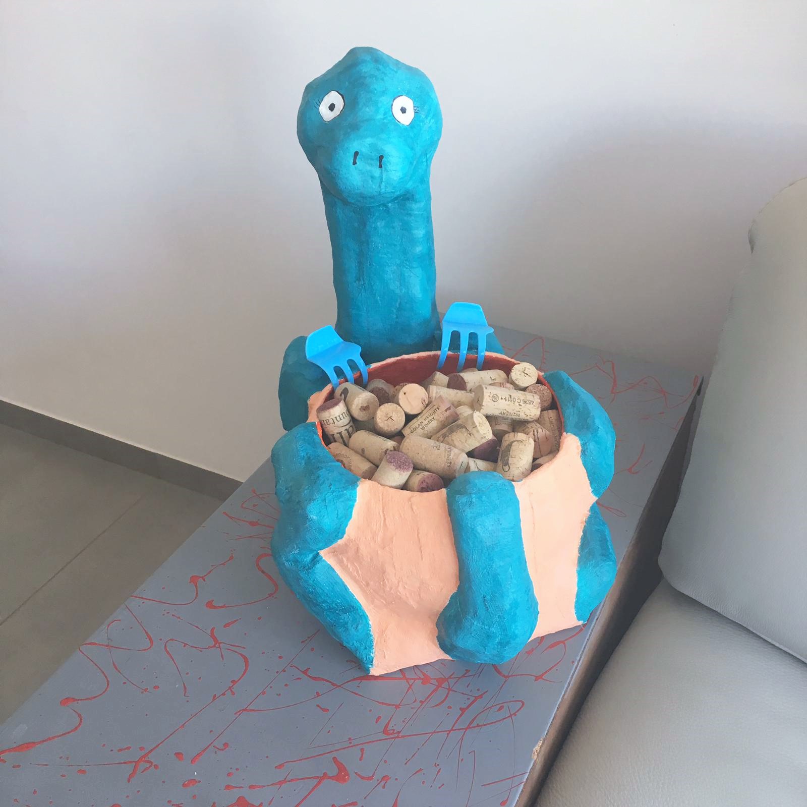 דינוזאור מחזיק ביצה